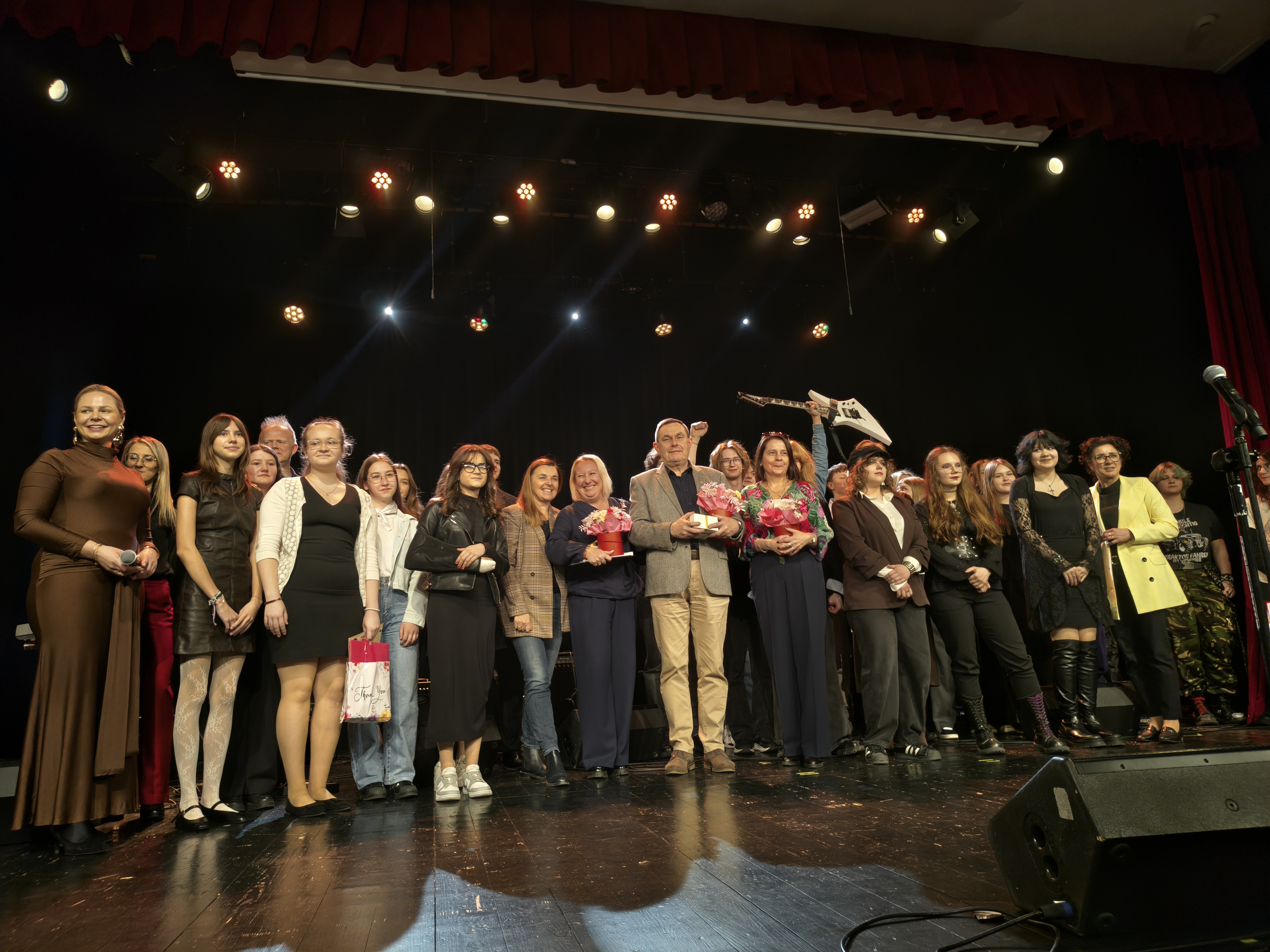 Zdjęcie XI konkurs piosenki obcoj (6)d8c4f7c7-8380-4aac-a91c-1500cb6627db.jpg w galerii Pierwsze miejsce Oliwii!